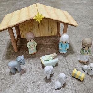 Precious Moments Nativity Stable + Plastic Play Set 2002 Preowned